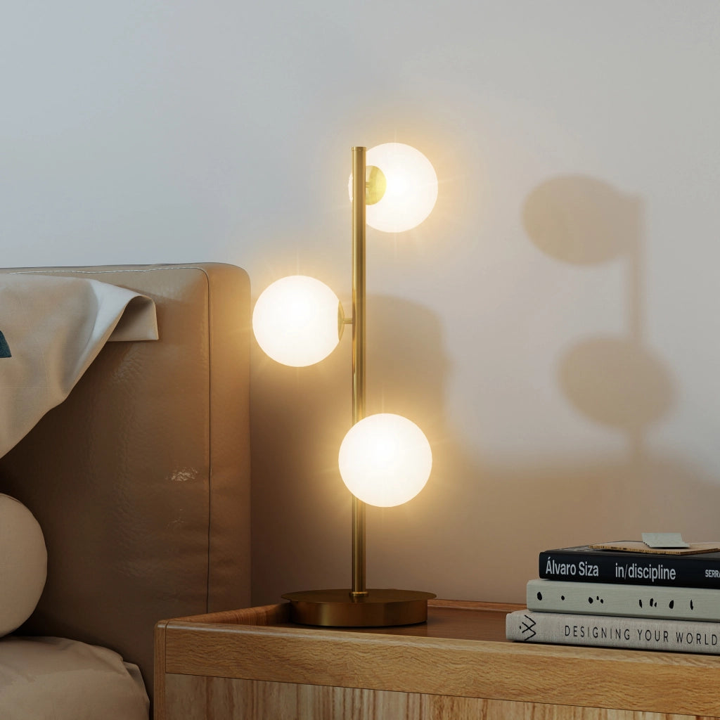 Lampada da comodino con 3 paralumi globo ¨C zephmum ¨C base in acciaio, ottone, H 53 cm