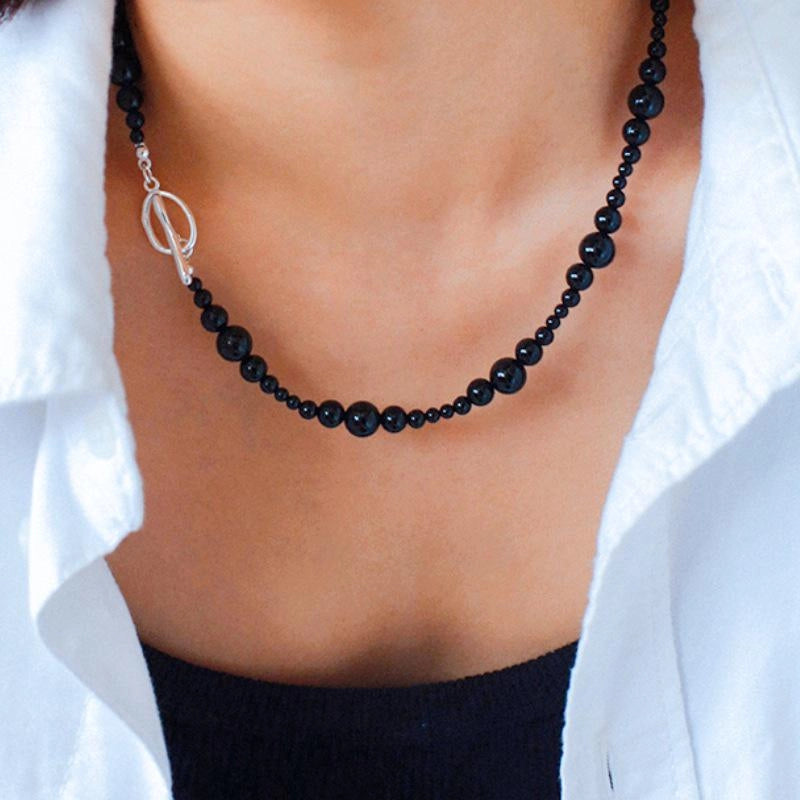 Collana fatta a mano con perline di vetro nero, regalo di Natale o di compleanno.
