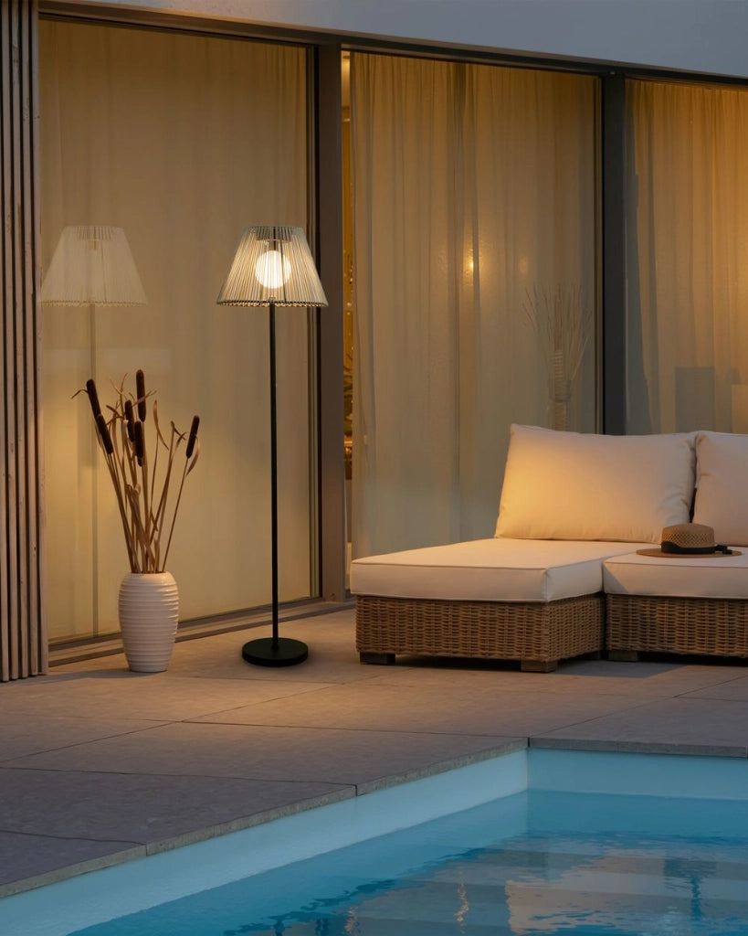 Lampada da terra solare per esterni grigia in materiale sintetico con base in ferro LED da giardino e patio a basso consumo energetico