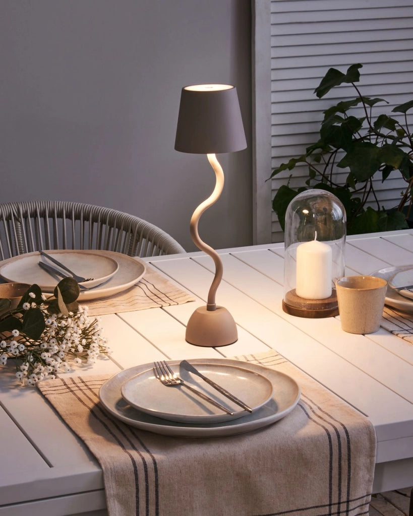 Lampada da tavolo in alluminio beige con interruttore a sfioramento e cavo di ricarica USB senza fili stile moderno