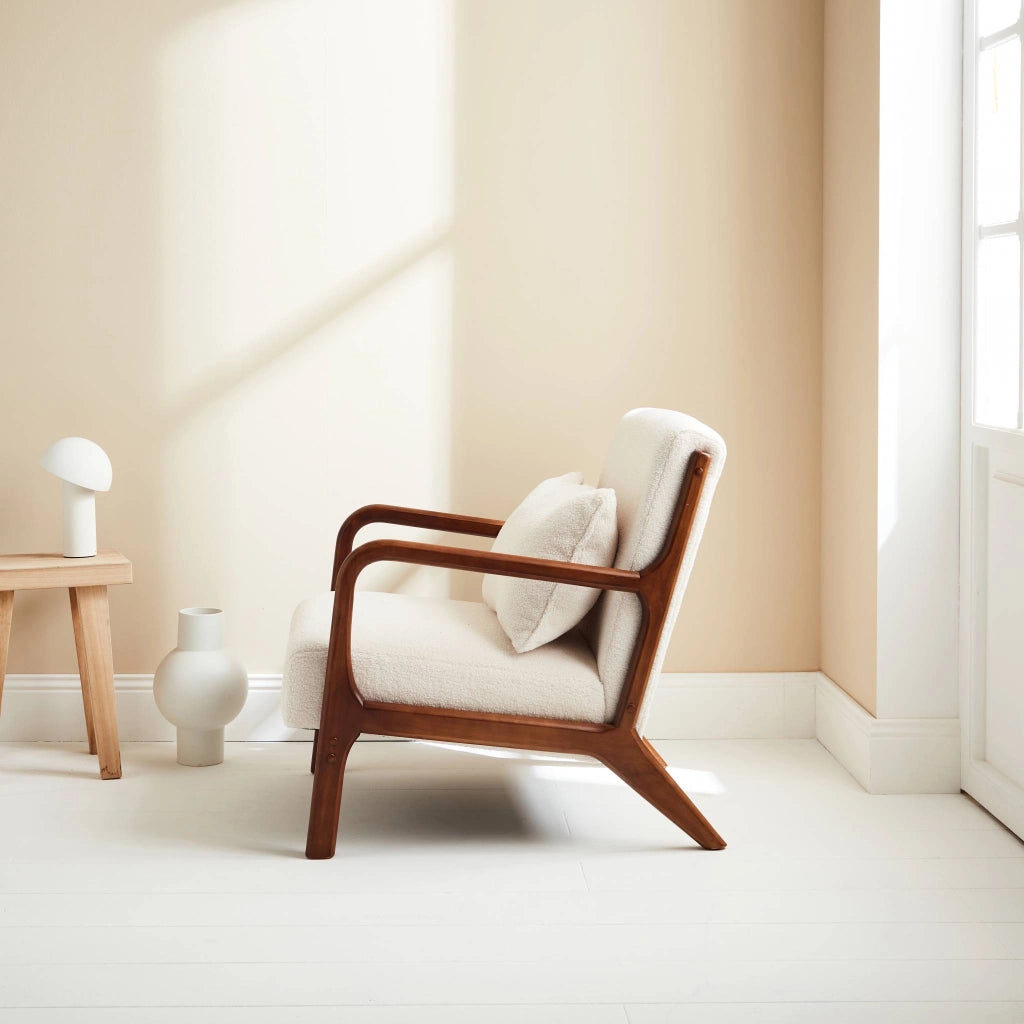 Poltrona scandinava in tessuto bouclé e legno di gomma scuro, crema