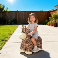 Giraffa cavalcabile, alimentazione a batteria, rivestimento lavabile, pedali, ruote silenziose, musica, 1,5-5 anni, Marrone