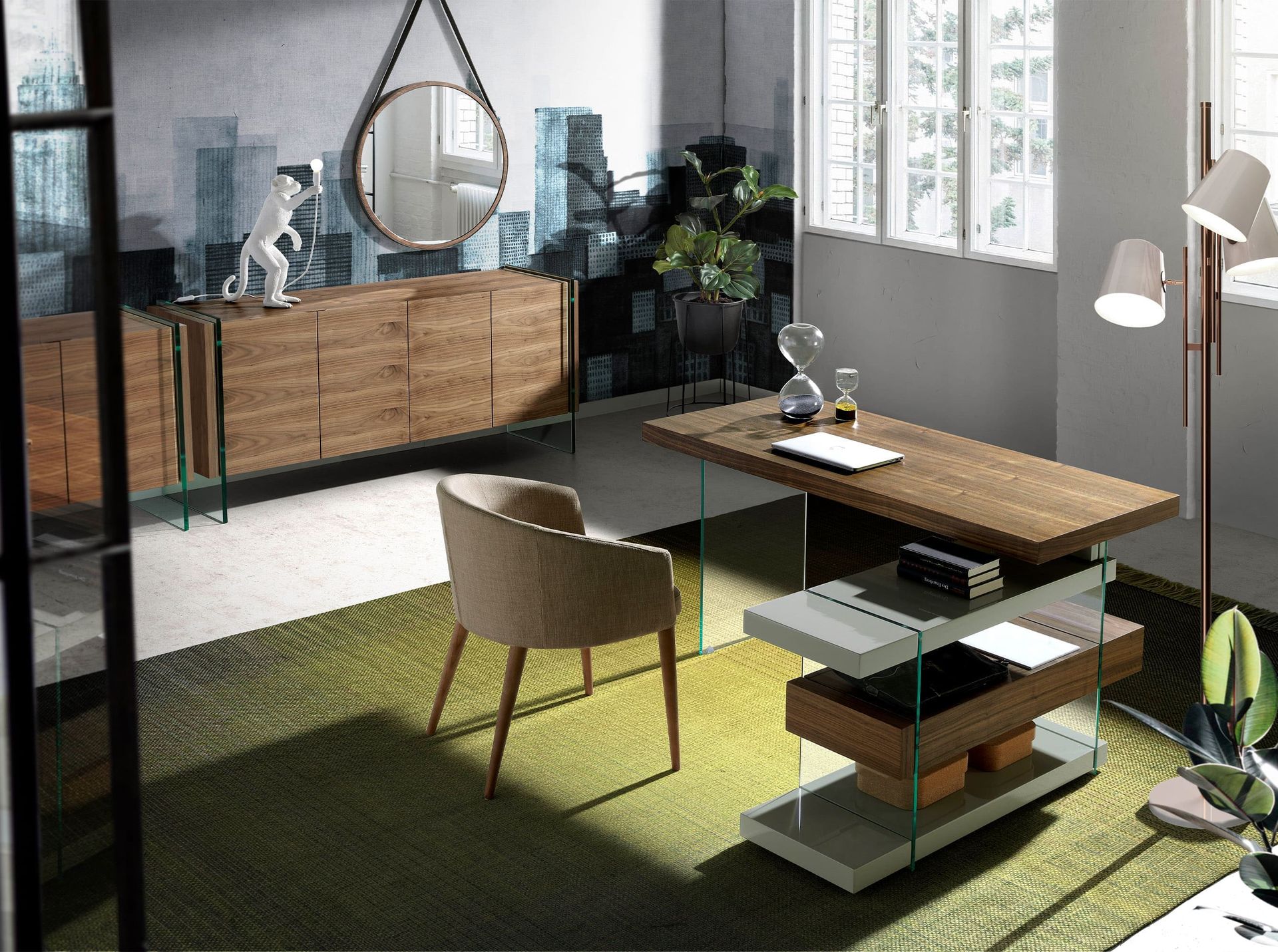 Scrivania in legno grigio e vetro temperato con piano in noce