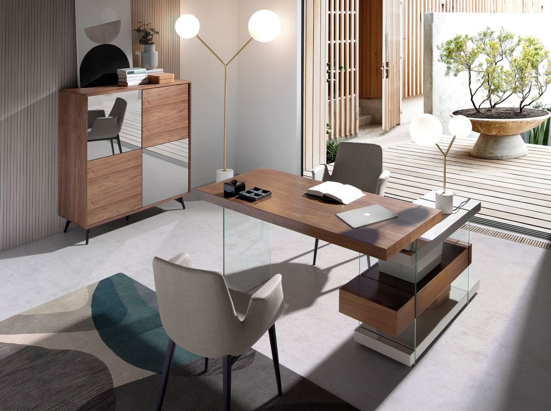 Scrivania in legno grigio e vetro temperato con piano in noce