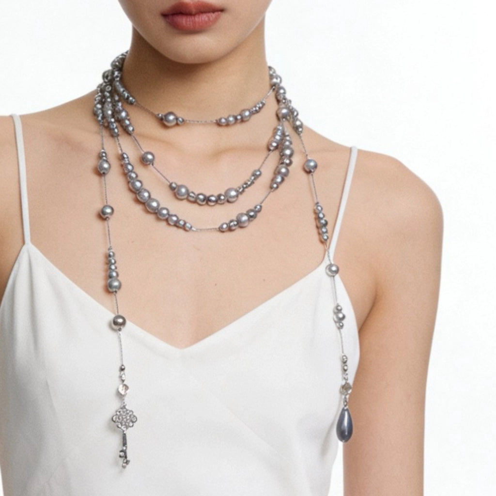 Collana lunga con perle grigie