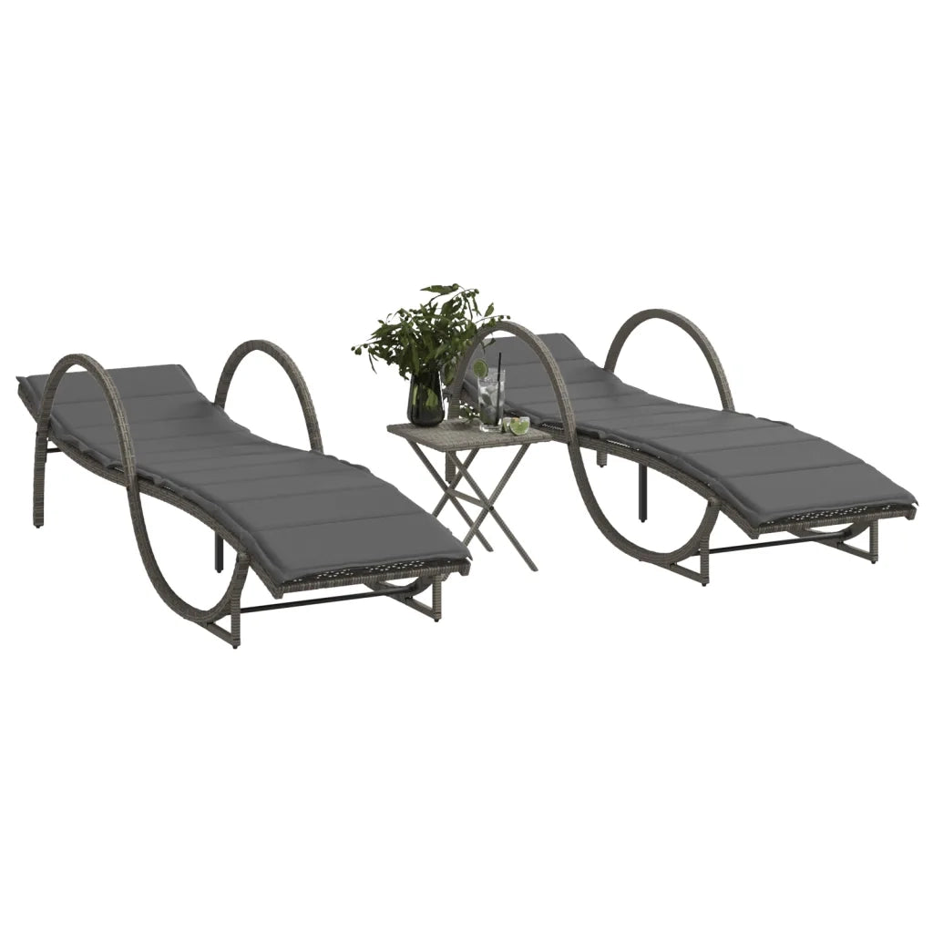 Lettini Prendisole 2 pz con Tavolino Grigio in Polyrattan 368265