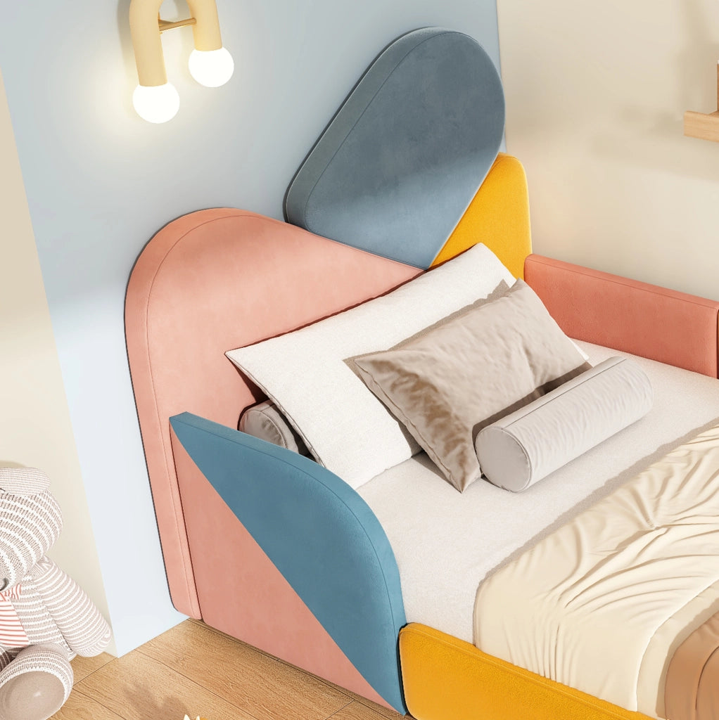 Letto imbottito per bambini ULEVR 90x200 cm con sponde laterali alte, velluto patchwork blu multicolore