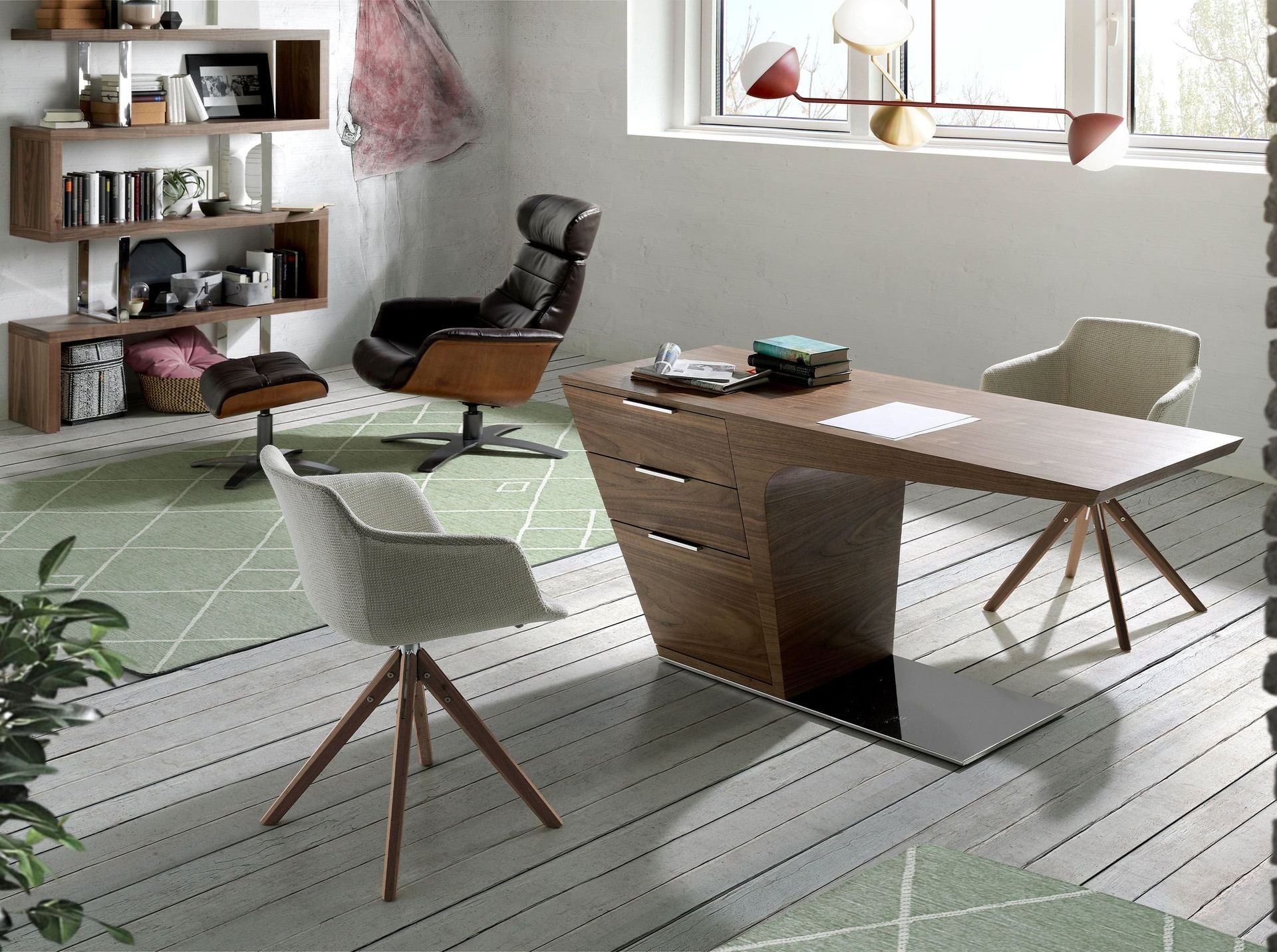 Scrivania in noce con base in acciaio cromato