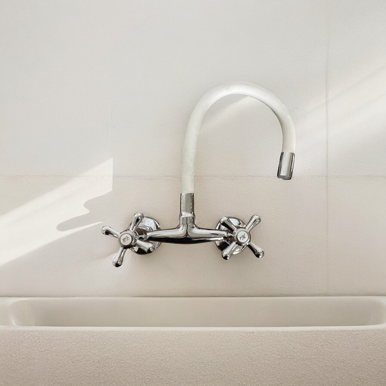 Rubinetto a parete con canna flessibile 