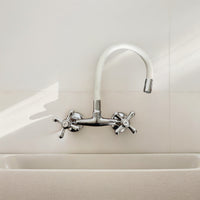 Rubinetto a parete con canna flessibile 