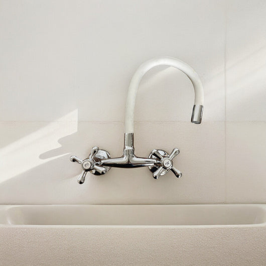 Rubinetto a parete con canna flessibile 