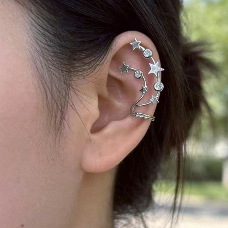 Orecchini a clip a forma di stella e luna con zirconi per donne senza lobi forati.