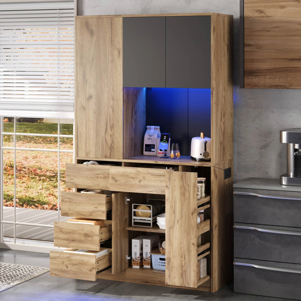 Mobile buffet da cucina nero e naturale con LED, prese integrate e ripiani regolabili