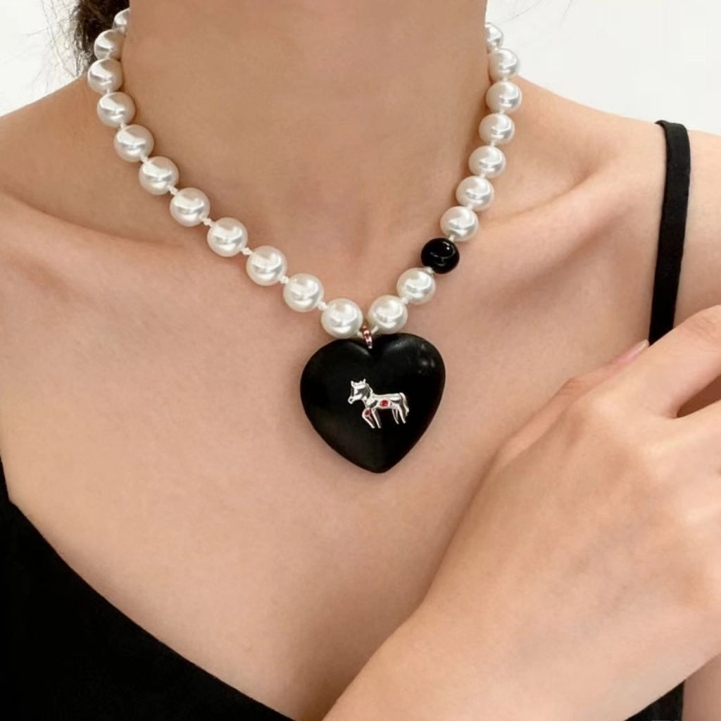 Collana di perle nere a forma di cuore