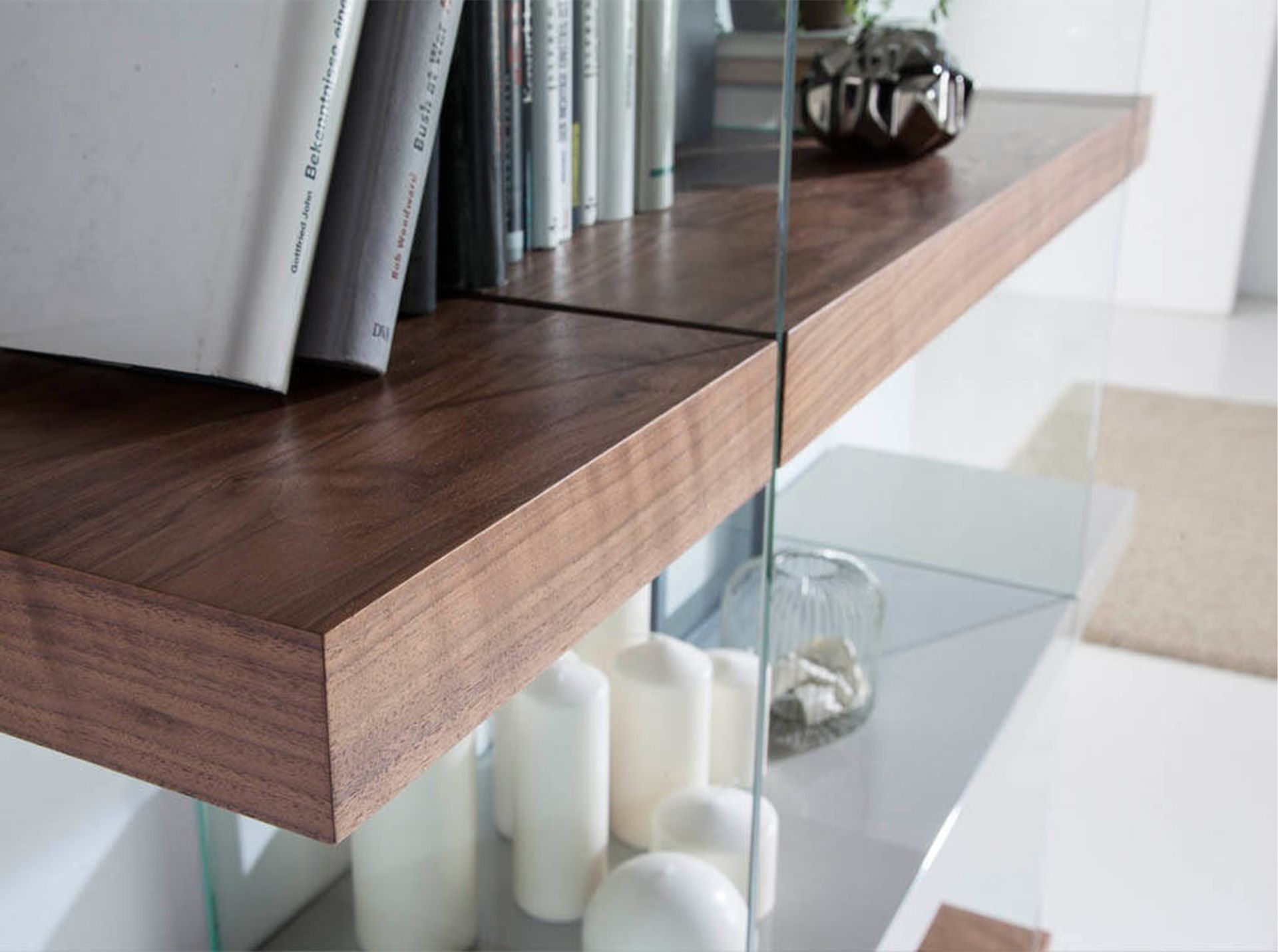 Mensola in legno di noce e vetro