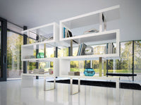 Scaffali bianchi e in acciaio