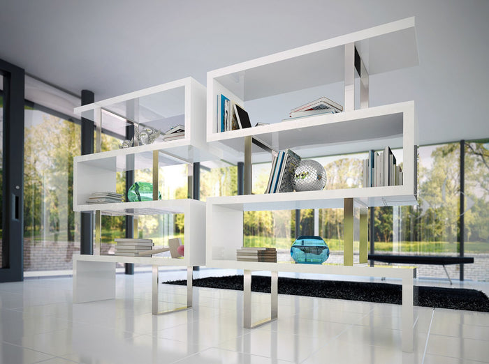 Scaffali bianchi e in acciaio