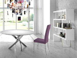 Scaffali bianchi e in acciaio