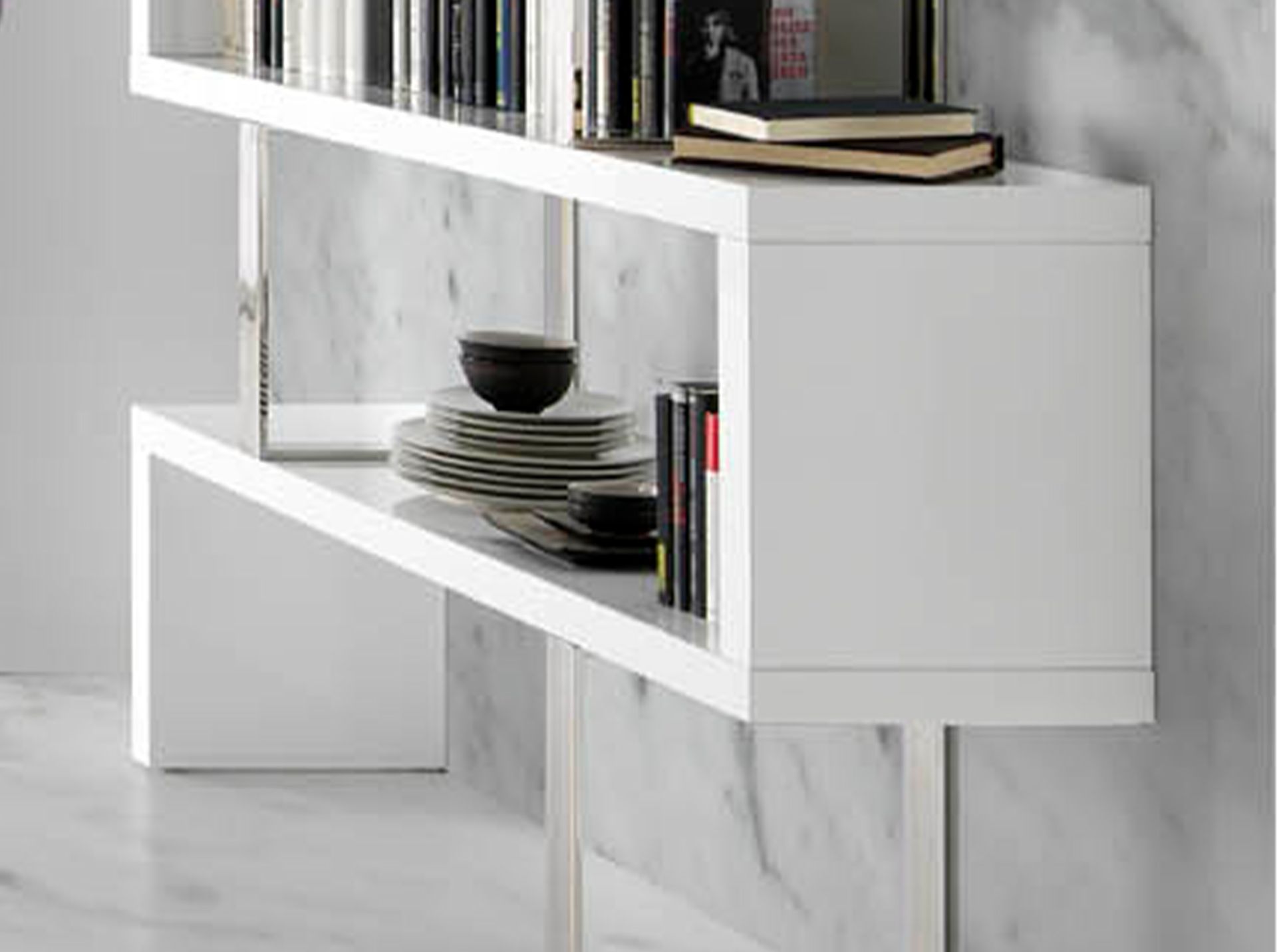 Scaffali bianchi e in acciaio