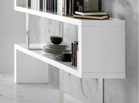 Scaffali bianchi e in acciaio