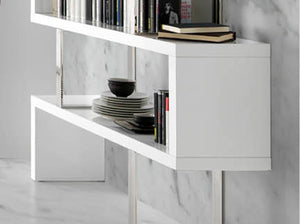 Scaffali bianchi e in acciaio