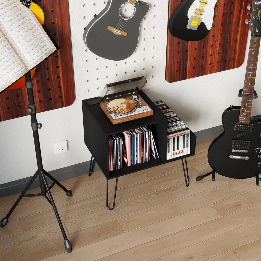 Supporto per Giradischi con Stazione di Ricarica, Porta Dischi Vinile Vintege con Pareti Divisorie e Ripiano Laterale, Espositore per Dischi in Vinile Fino a 145 Album, 66x45x67cm (Nero)