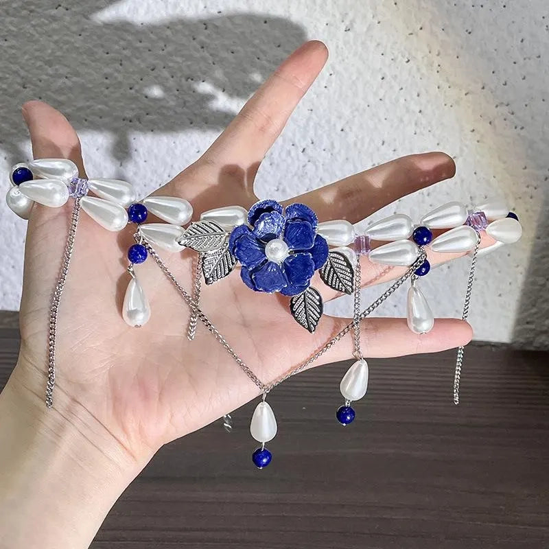 Collana fatta a mano con fiore blu e perla e nappa, regalo di Natale o di compleanno.
