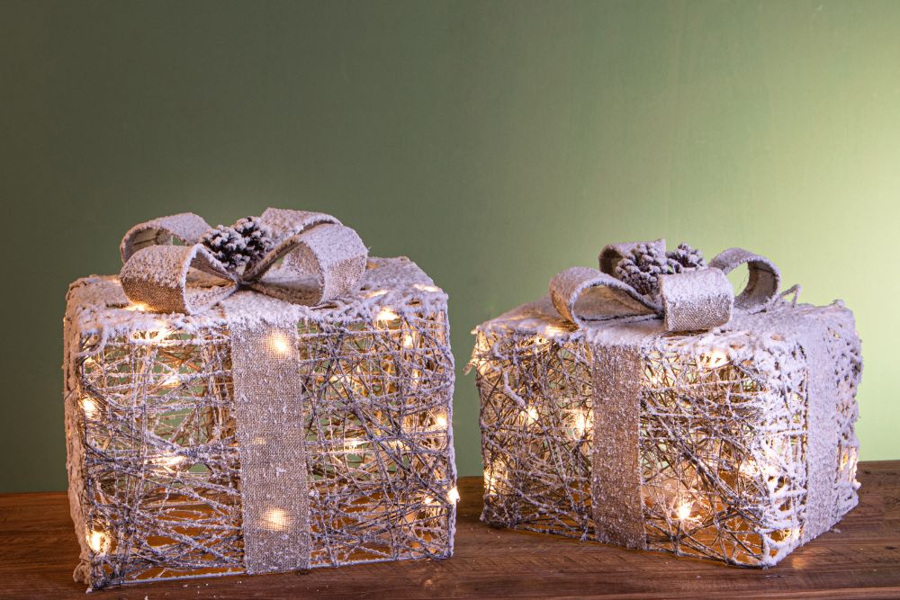 Set 2 Pacchi Regalo Decorativi con Led 32 cm in Rattan