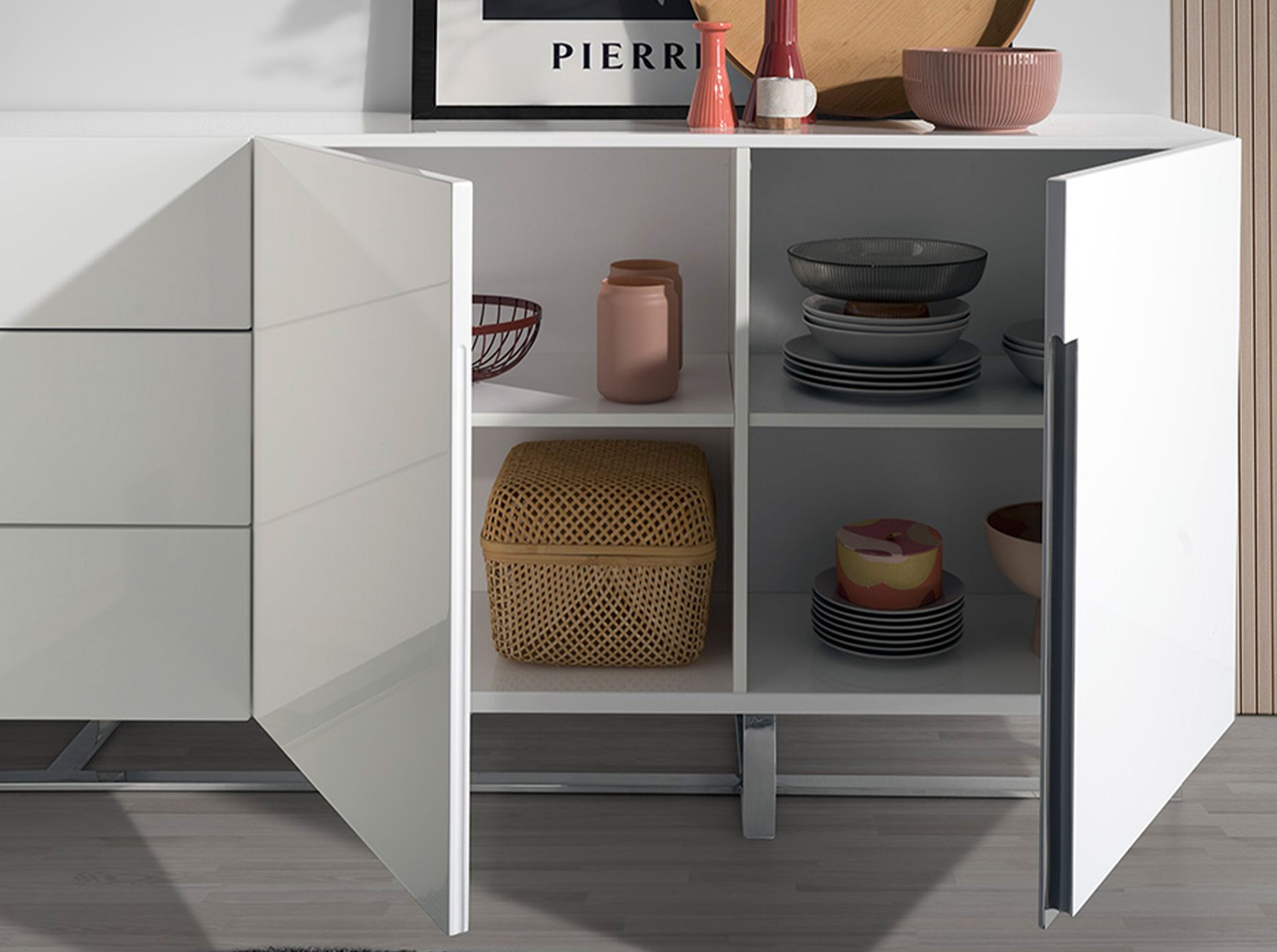 Credenza in legno bianco e acciaio cromato