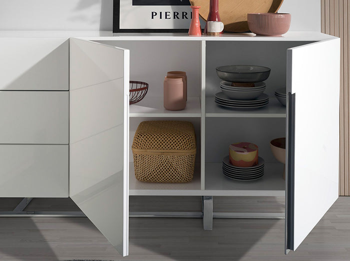 Credenza in legno bianco e acciaio cromato