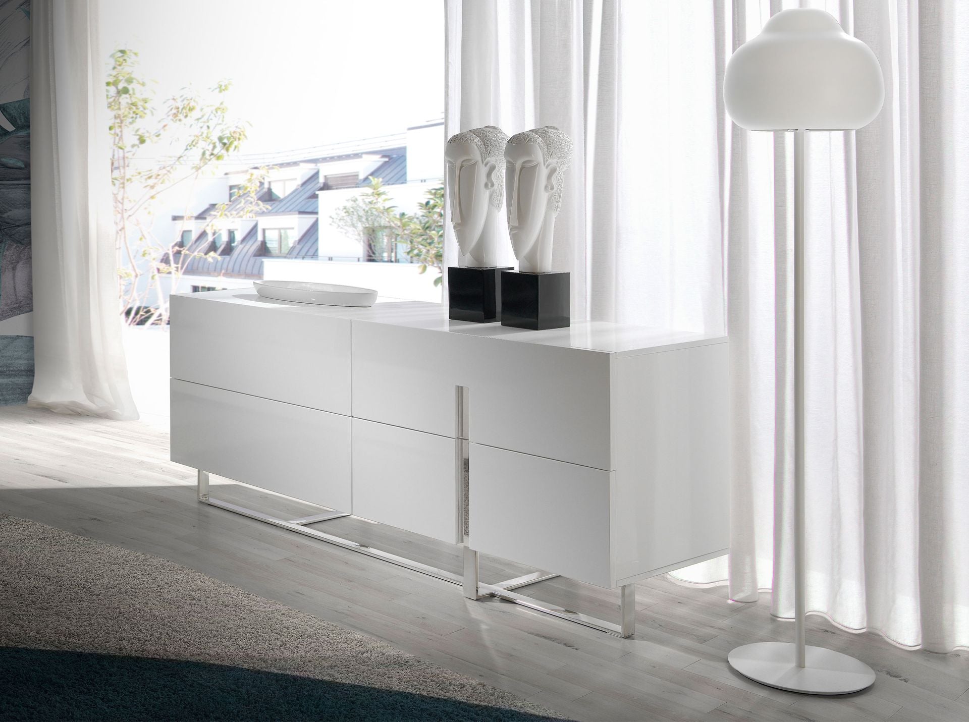 Credenza in legno bianco e acciaio cromato