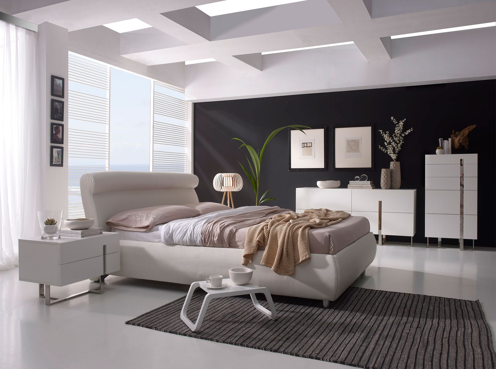 Credenza in legno bianco e acciaio cromato