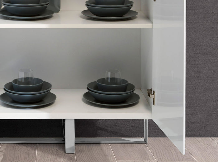 Credenza alta in legno bianco e acciaio cromato