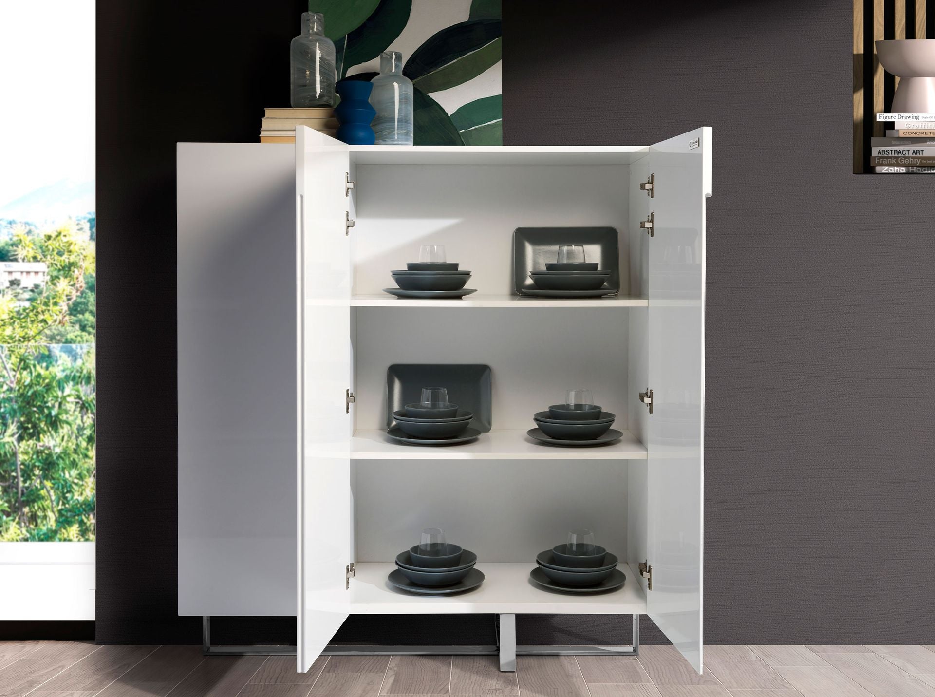 Credenza alta in legno bianco e acciaio cromato