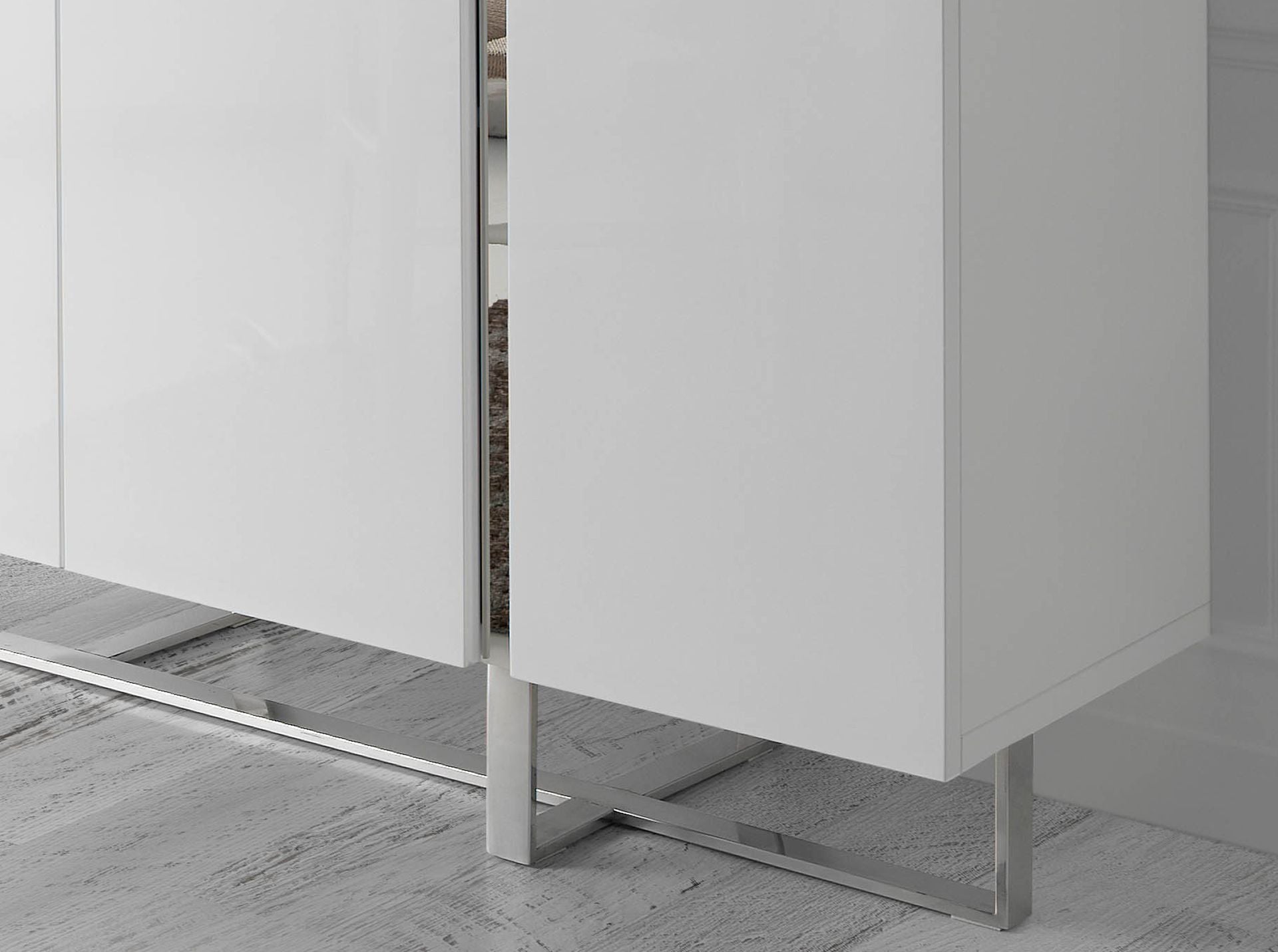 Credenza alta in legno bianco e acciaio cromato