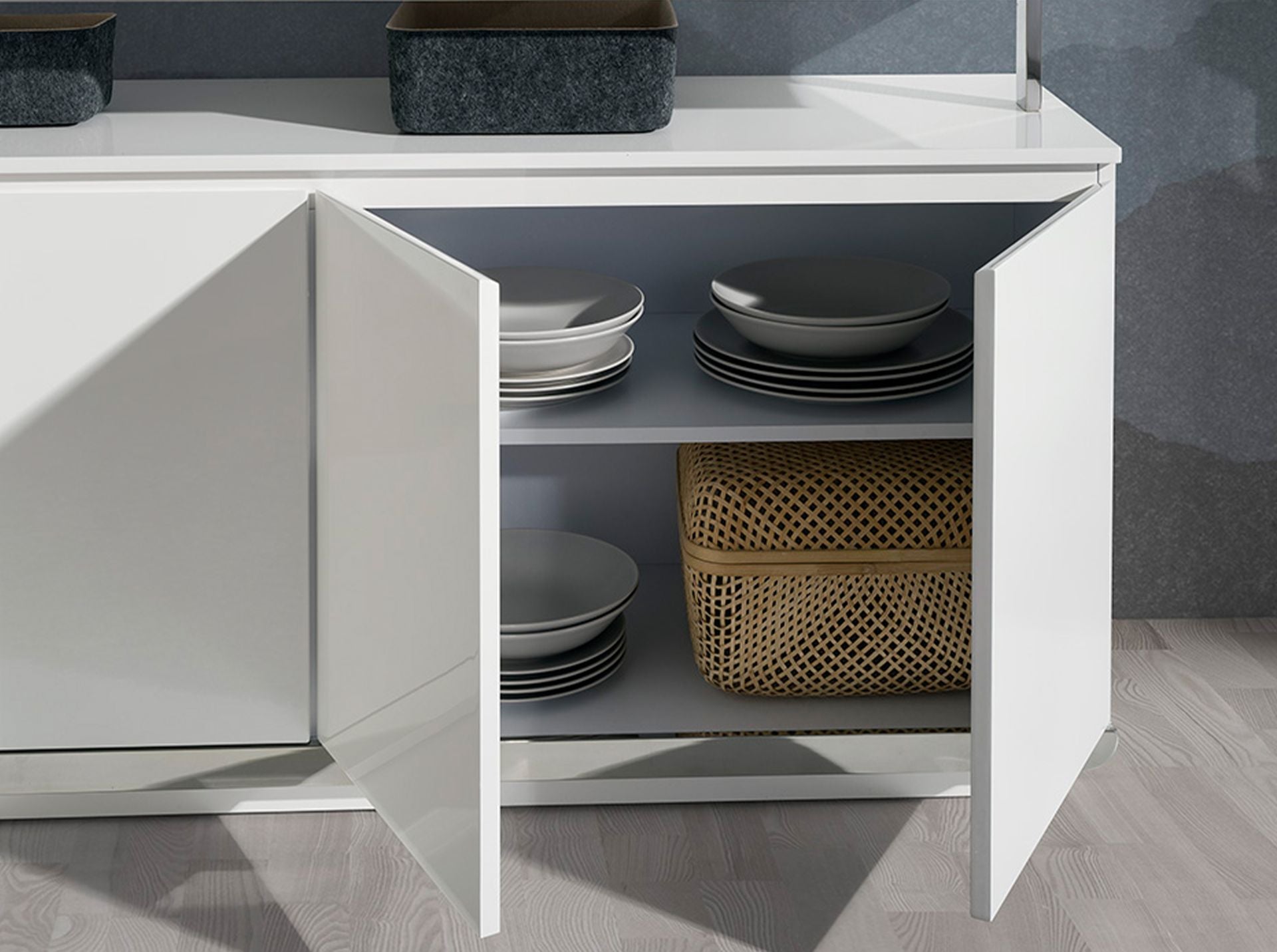 Credenza legno bianco e base in acciaio cromato