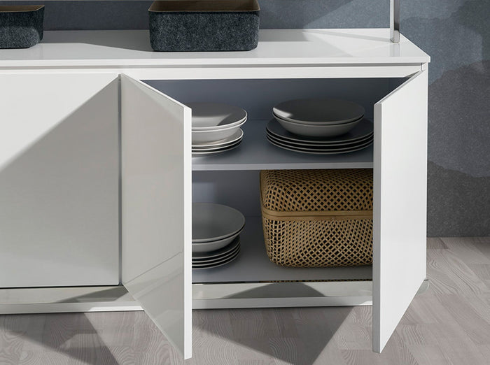Credenza legno bianco e base in acciaio cromato