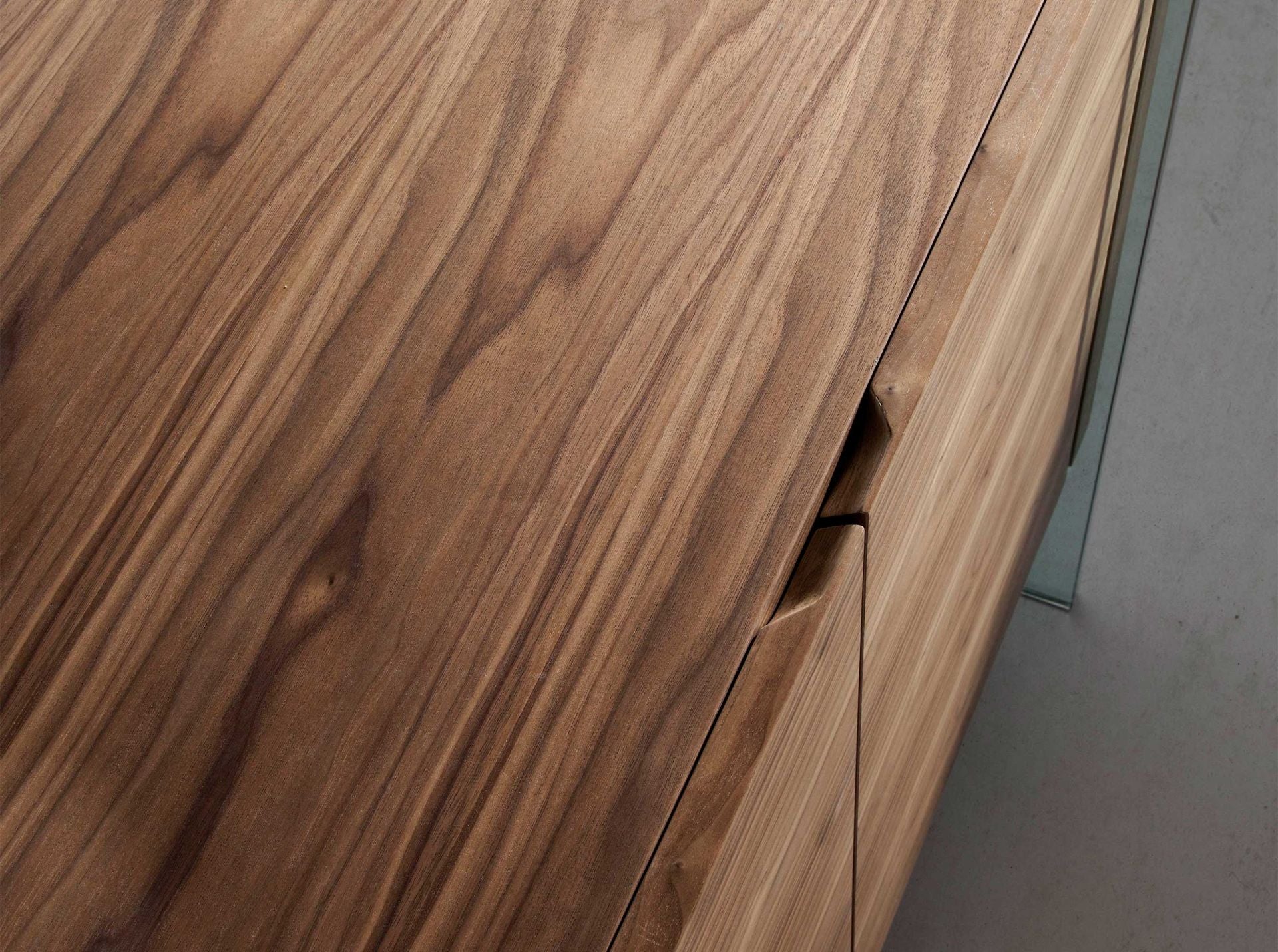 Credenza in noce e vetro temperato