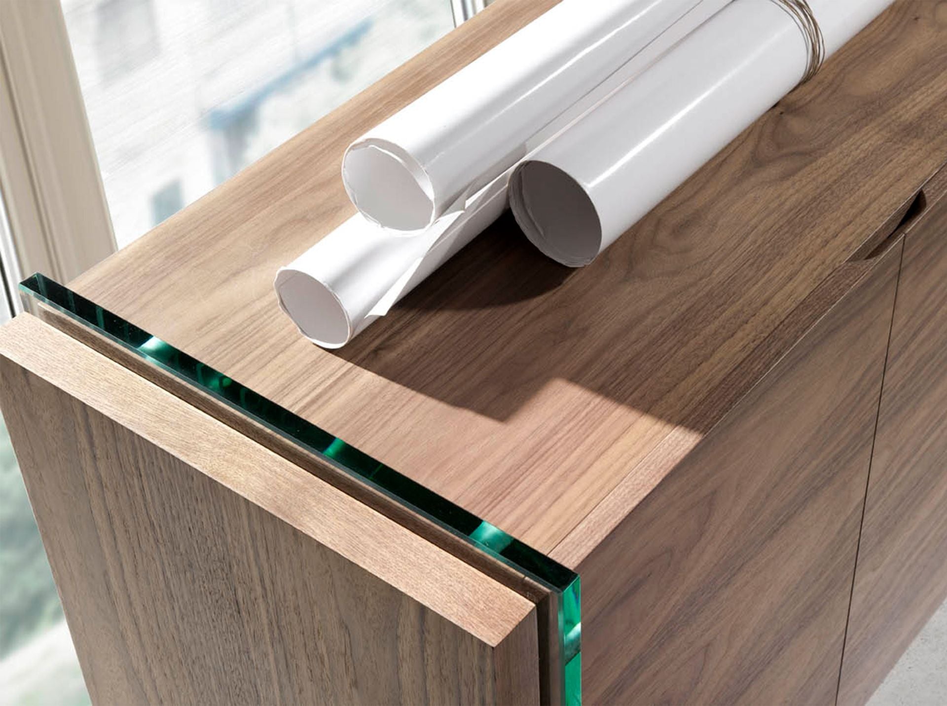 Credenza in noce e vetro temperato