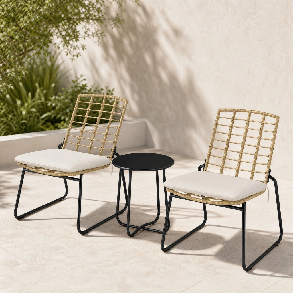 SET 3 PEZZI Salotto da balcone in rattan beige con sedie impilabili e tavolino