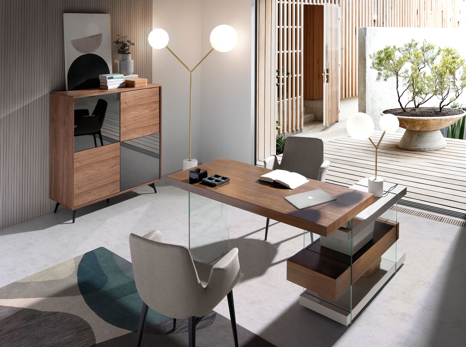 Credenza alta in vetro nero effetto specchio, noce e acciaio nero