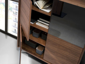 Credenza alta in vetro nero effetto specchio, noce e acciaio nero