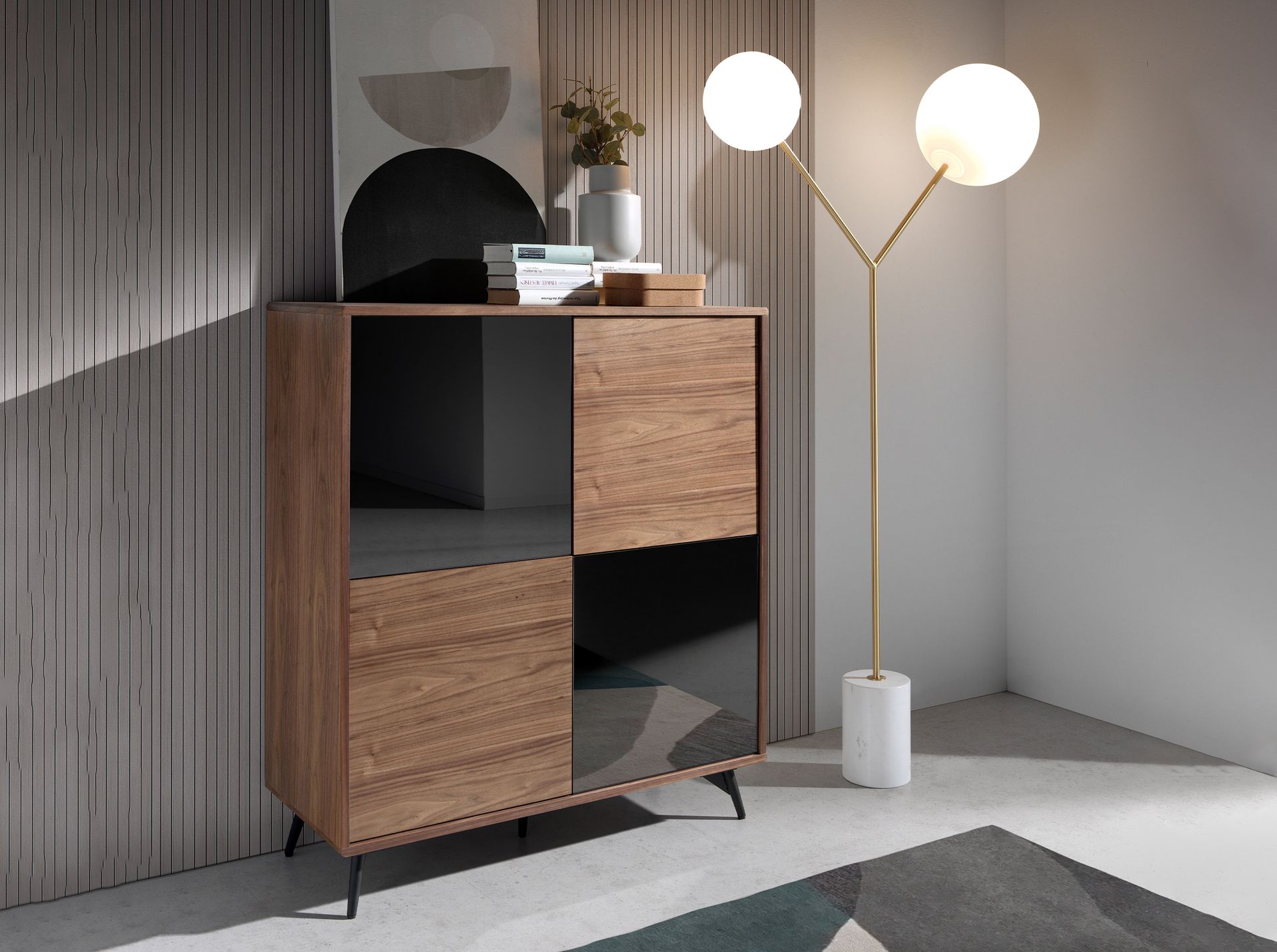 Credenza alta in vetro nero effetto specchio, noce e acciaio nero