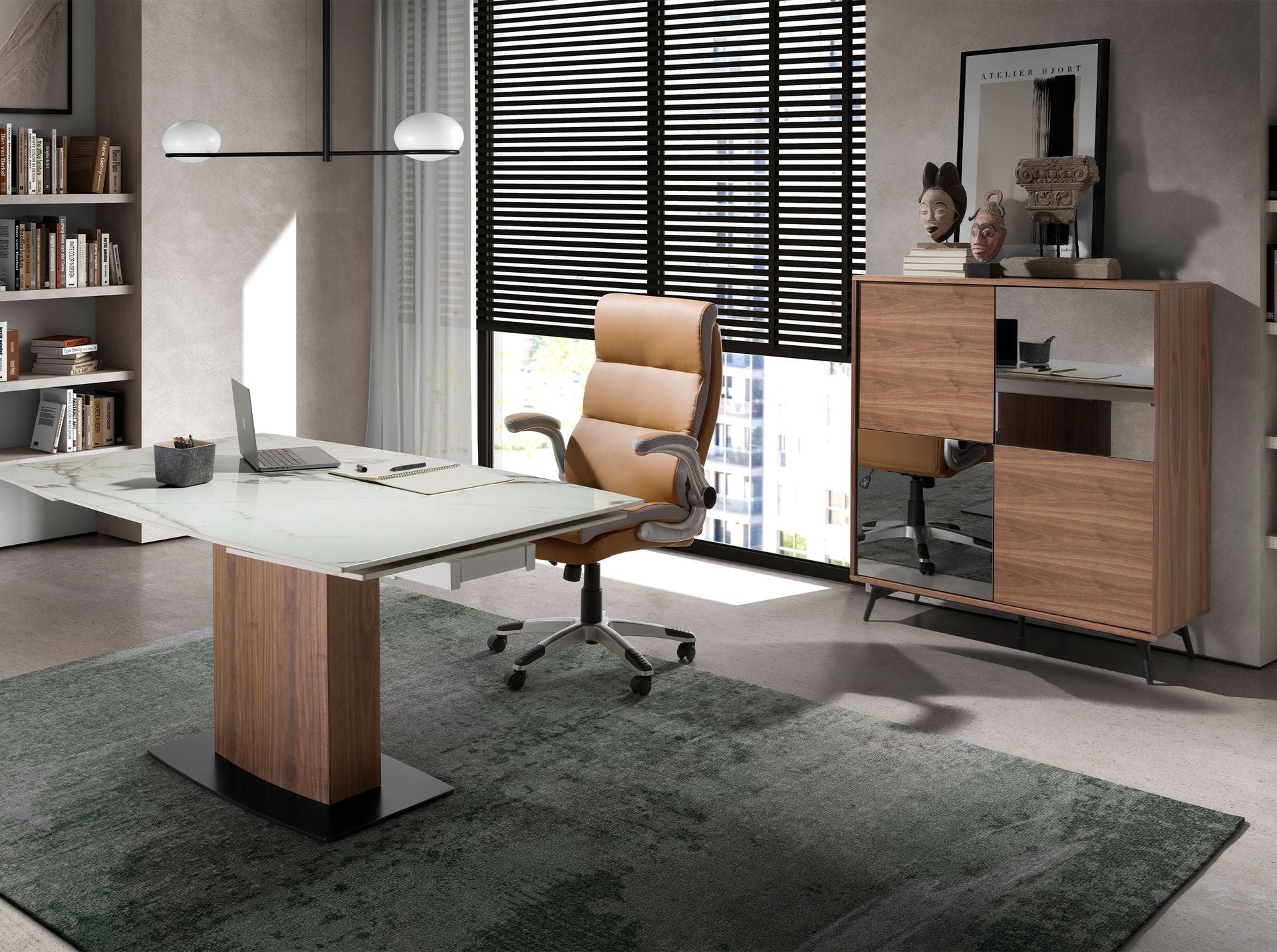 Credenza alta in vetro nero effetto specchio, noce e acciaio nero