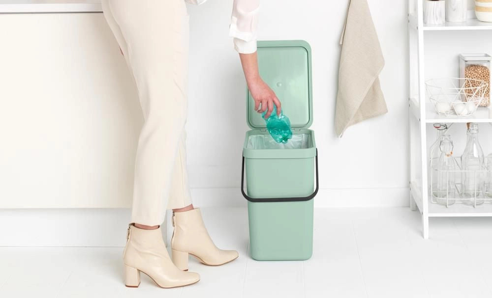 Brabantia 212765 Sort and Go Pattumiera 25L in Plastica Riciclata al 100% con Coperchio Stay Open e Maniglia di Trasporto colore Jade Green