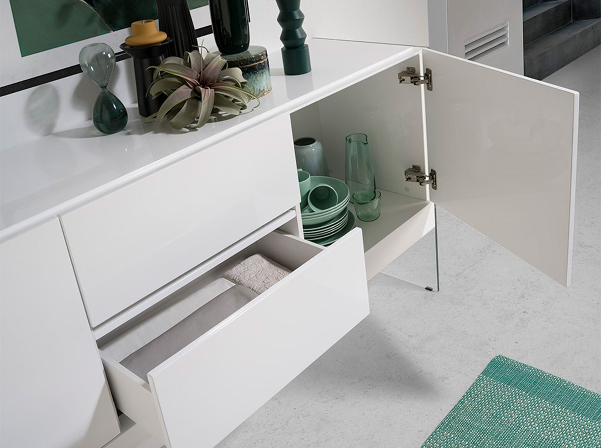 Credenza in legno bianco e vetro temperato