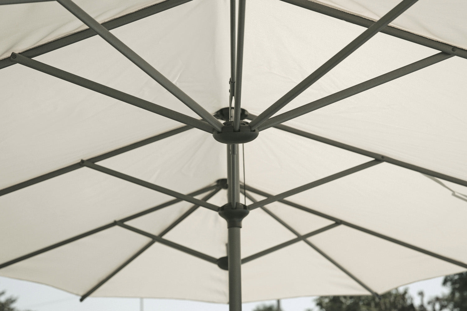 Ombrellone  Ovale A Palo Centrale 2X4 - Antracite Ed Ecru' 1 Pz