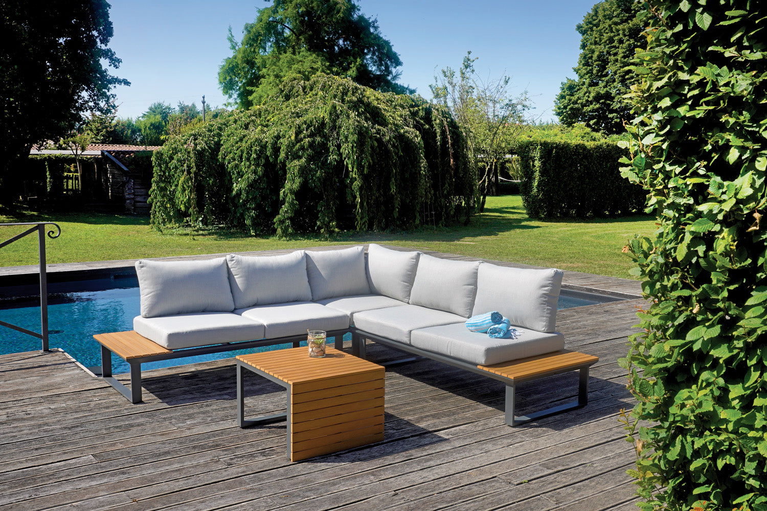 Set Saint Tropez Angolare - Composto Da Due Divani Da 2 Posti E Un Angolare - Tavolino Centrale Più Tavolini Laterali Con Piano In Resin Wood - Struttura In Alluminio Antracite - Cuscini Sfoderabili In Grigio