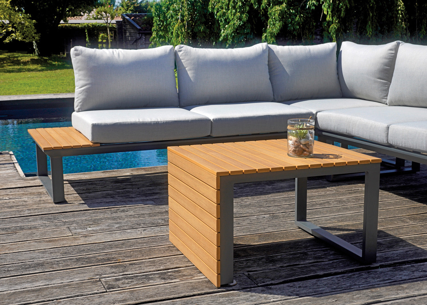 Set Saint Tropez Angolare - Composto Da Due Divani Da 2 Posti E Un Angolare - Tavolino Centrale Più Tavolini Laterali Con Piano In Resin Wood - Struttura In Alluminio Antracite - Cuscini Sfoderabili In Grigio