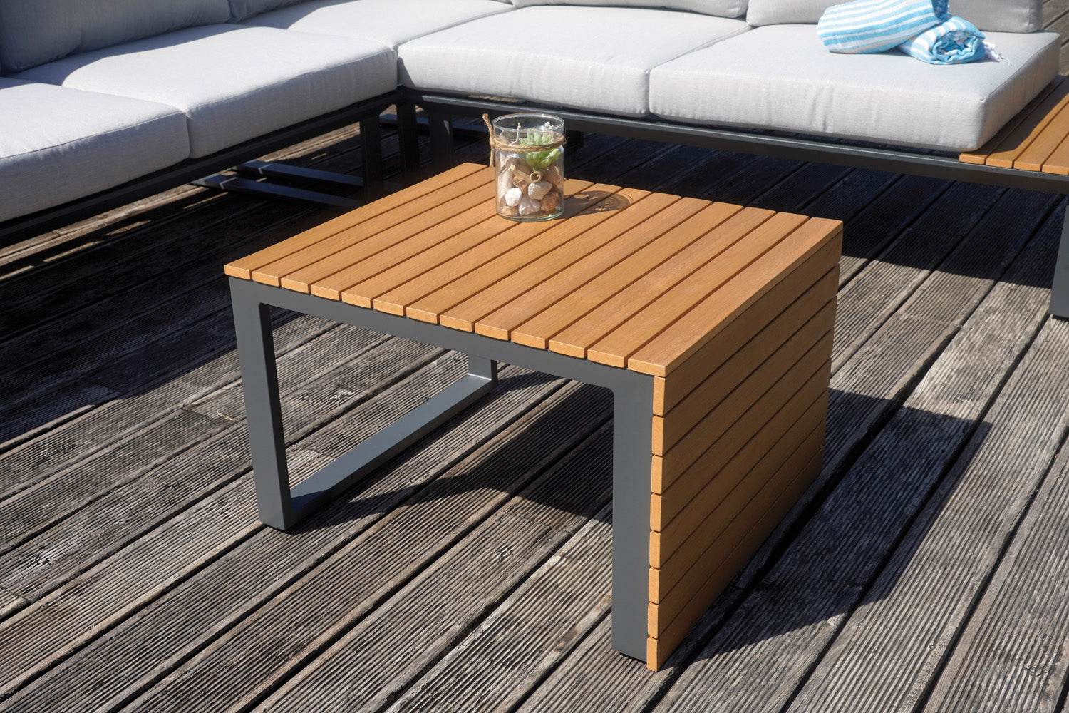 Set Saint Tropez Angolare - Composto Da Due Divani Da 2 Posti E Un Angolare - Tavolino Centrale Più Tavolini Laterali Con Piano In Resin Wood - Struttura In Alluminio Antracite - Cuscini Sfoderabili In Grigio